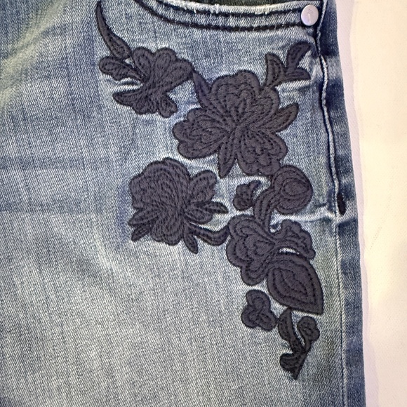 Simply Vera Wang Denim Blue Jean Mid-Rise Shorts Stretch Embroidered Floral Sz 6 - Picture 3 of 9